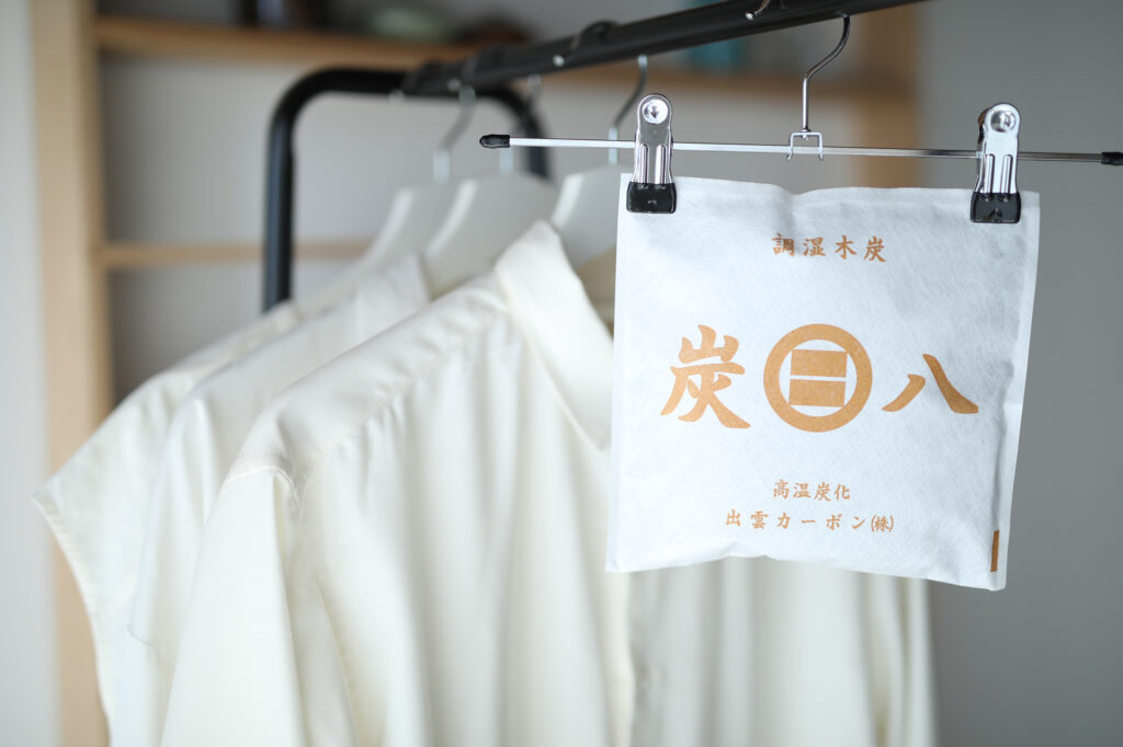 家の解体材から生まれた”調湿木炭”。置くだけで湿気と臭いをととのえる｜炭八